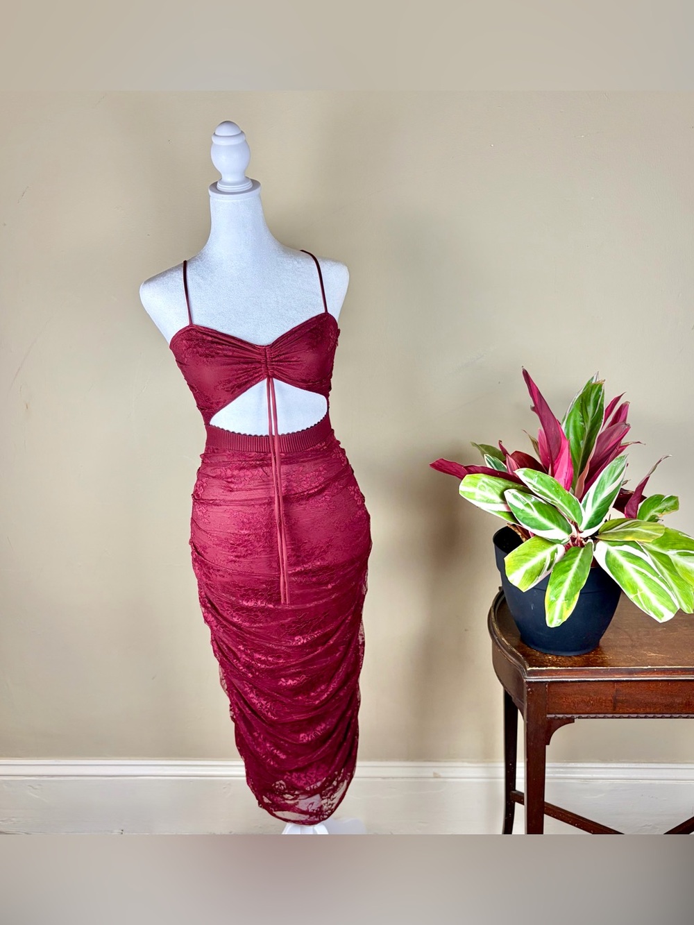 NWT Lulus Lace body con Cut Out dress Size S Poolside Graduation Party - Picture 2 of 7
